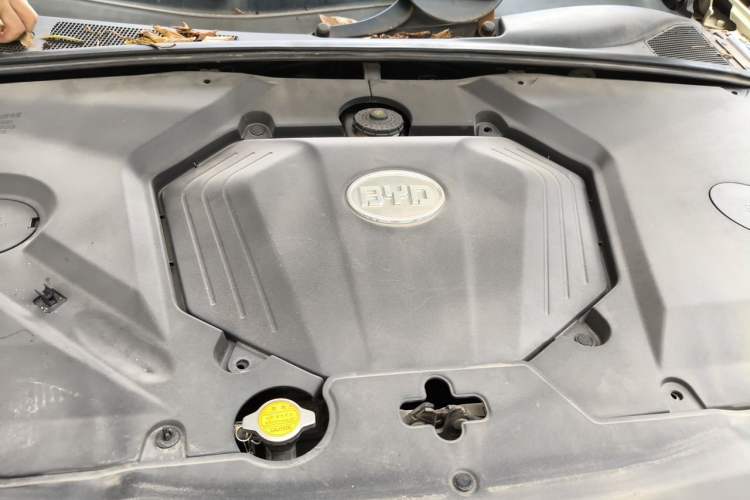 Used BYD S6 2014 2.0L Manual Luxury 5-Seater Engine Bay