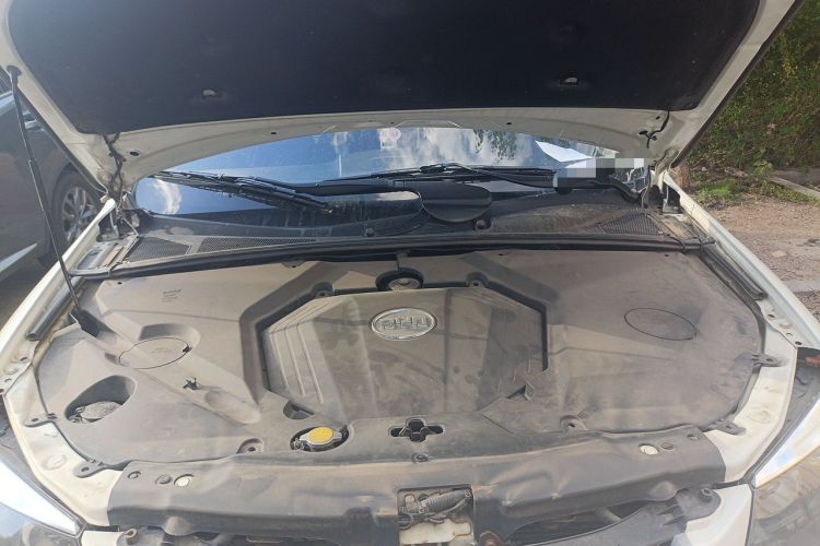 Used BYD S6 2014 2.0L Manual Luxury 5-Seater Engine Bay