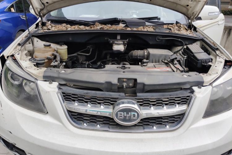 Used BYD S6 2014 2.4L Automatic Prestige 5-Seater Engine Bay