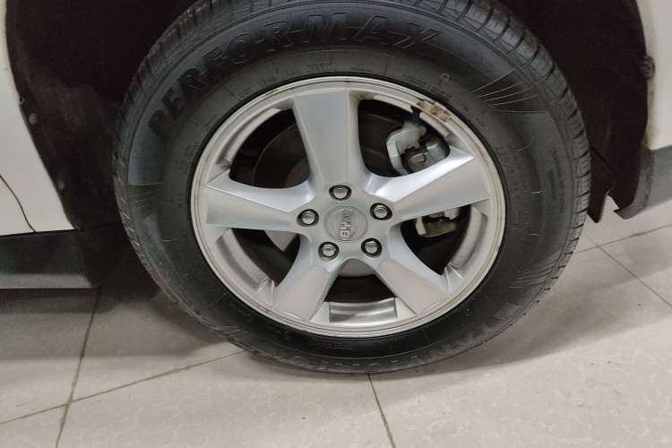 Used BYD S6 2014 2.4L Automatic Prestige 5-Seater Exterior 4