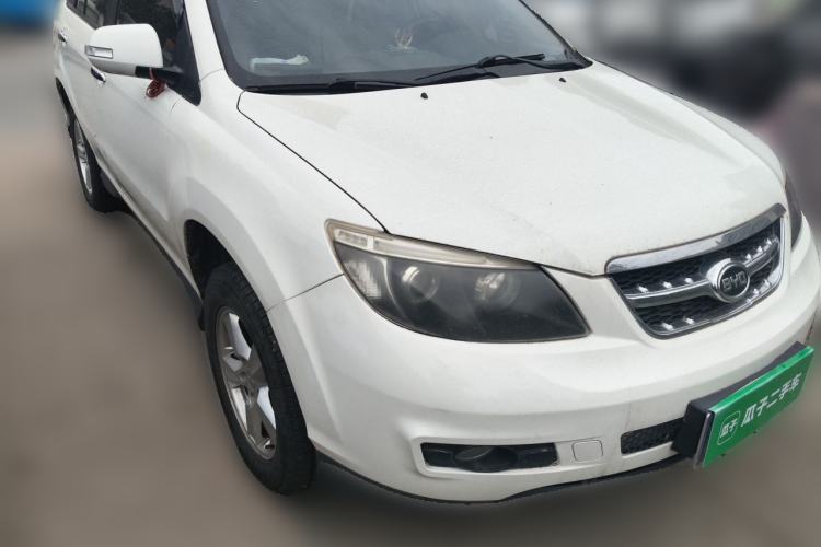 Used BYD S6 2014 2.0L Manual Luxury 5-Seater Front Right 45 Deg