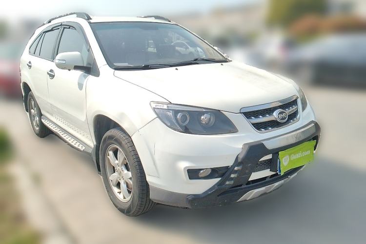 Used BYD S6 2014 2.0L Manual Luxury 5-Seater Front Right 45 Deg