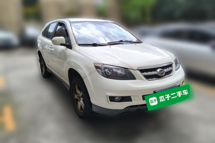 Used BYD S6 2014 2.0L Manual Luxury 5-Seater Front Right 45 Deg