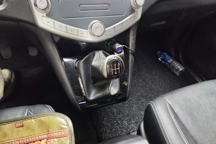 Used BYD S6 2014 2.0L Manual Luxury 5-Seater Gear Lever