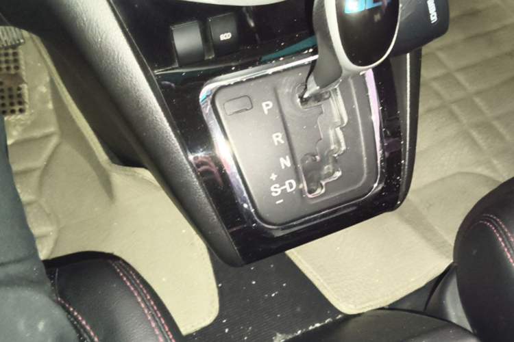 Used BYD S6 2014 2.4L Automatic Prestige 5-Seater Gear Lever