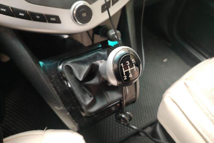 Used BYD S6 2014 2.0L Manual Luxury 5-Seater Gear Lever