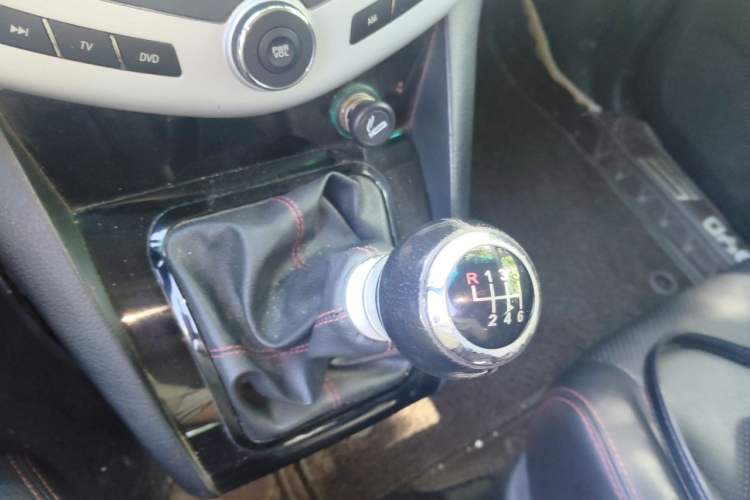 Used BYD S6 2014 1.5TI Manual Luxury 5-Seater Gear Lever
