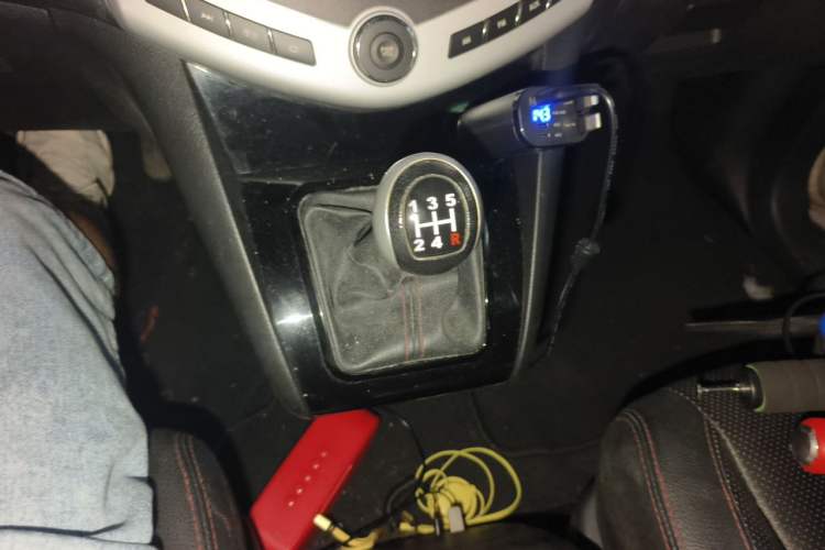 Used BYD S6 2014 2.0L Manual Luxury 5-Seater Gear Lever