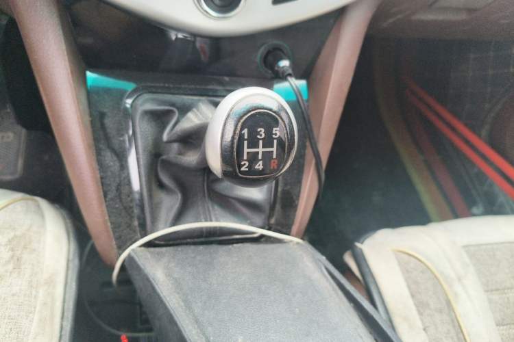 Used BYD S6 2014 2.0L Manual Luxury 5-Seater Gear Lever