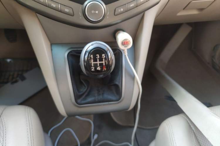 Used BYD S6 2014 2.0L Manual Luxury 5-Seater Gear Lever