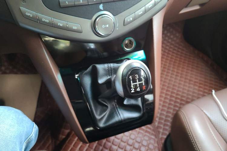 Used BYD S6 2014 2.0L Manual Luxury 5-Seater Gear Lever