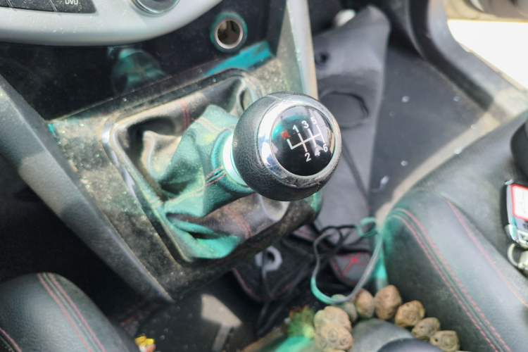 Used BYD S6 2014 1.5TI Manual Luxury 5-Seater Gear Lever