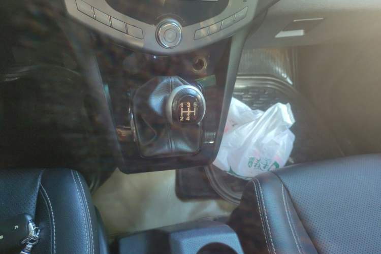 Used BYD S6 2014 2.0L Manual Luxury 5-Seater Gear Lever