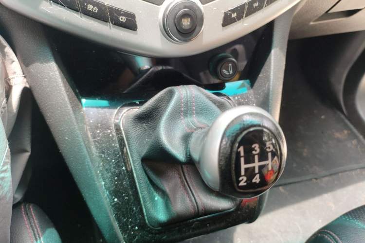 Used BYD S6 2014 2.0L Manual Luxury 5-Seater Gear Lever