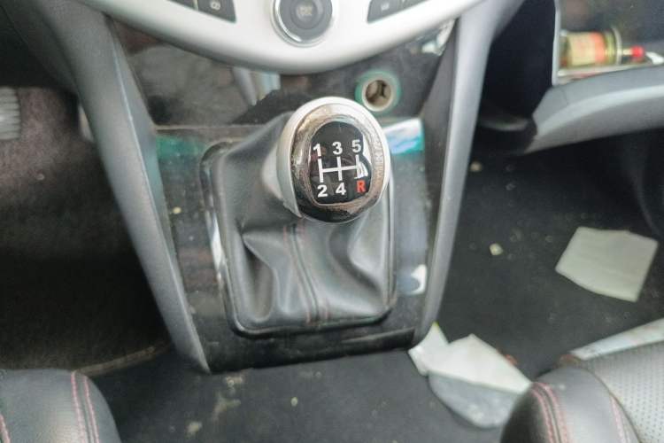 Used BYD S6 2014 2.0L Manual Luxury 5-Seater Gear Lever
