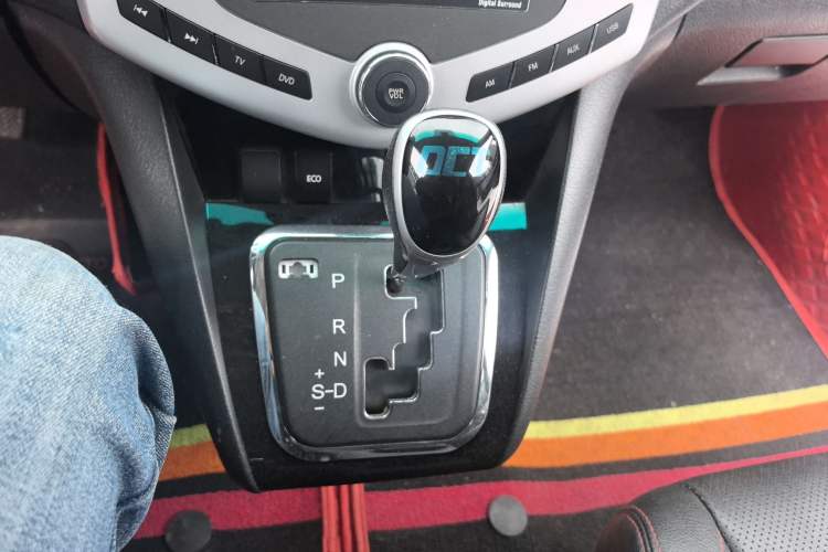 Used BYD S6 2014 2.4L Automatic Prestige 5-Seater Gear Lever