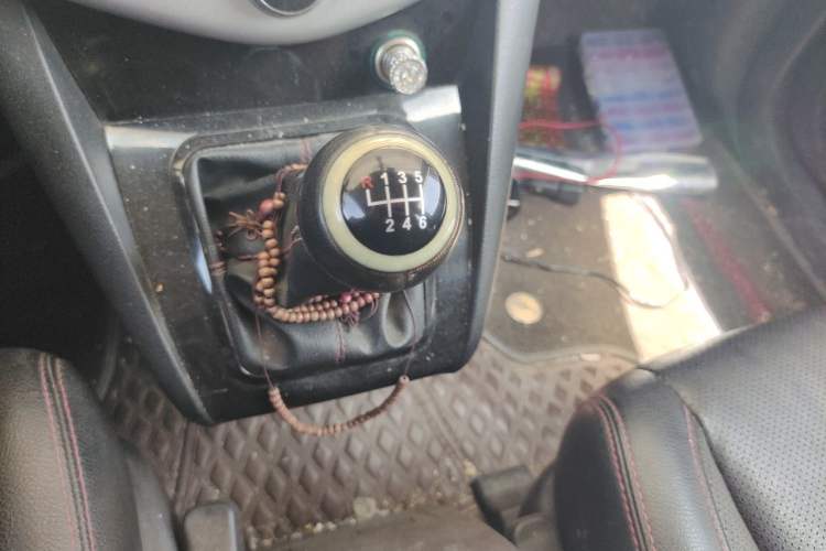 Used BYD S6 2014 1.5TI Manual Luxury 5-Seater Gear Lever