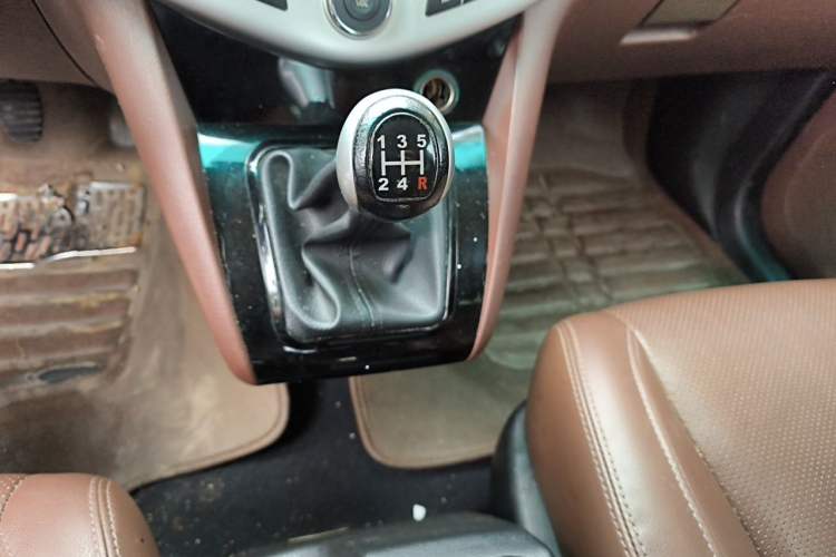 Used BYD S6 2014 2.0L Manual Luxury 5-Seater Gear Lever