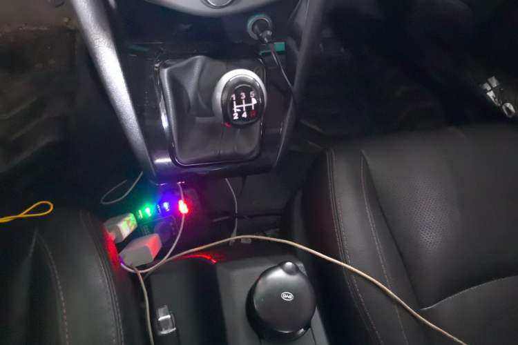 Used BYD S6 2014 2.0L Manual Luxury 5-Seater Gear Lever