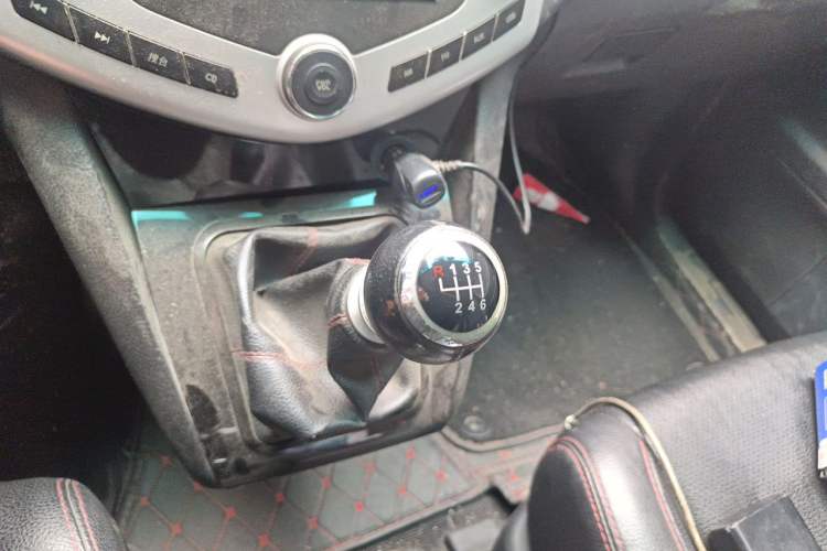Used BYD S6 2014 1.5TI Manual Luxury 5-Seater Gear Lever