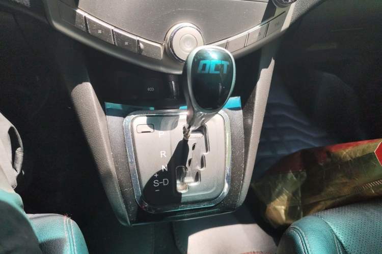 Used BYD S6 2014 2.4L Automatic Prestige 5-Seater Gear Lever