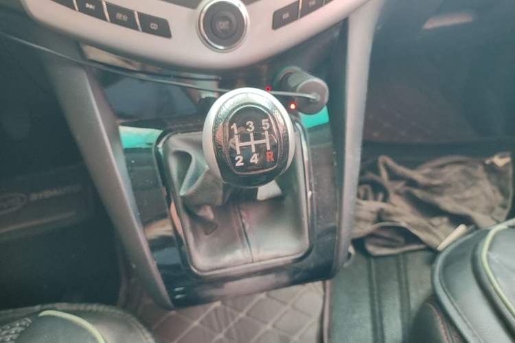 Used BYD S6 2014 2.0L Manual Luxury 5-Seater Gear Lever
