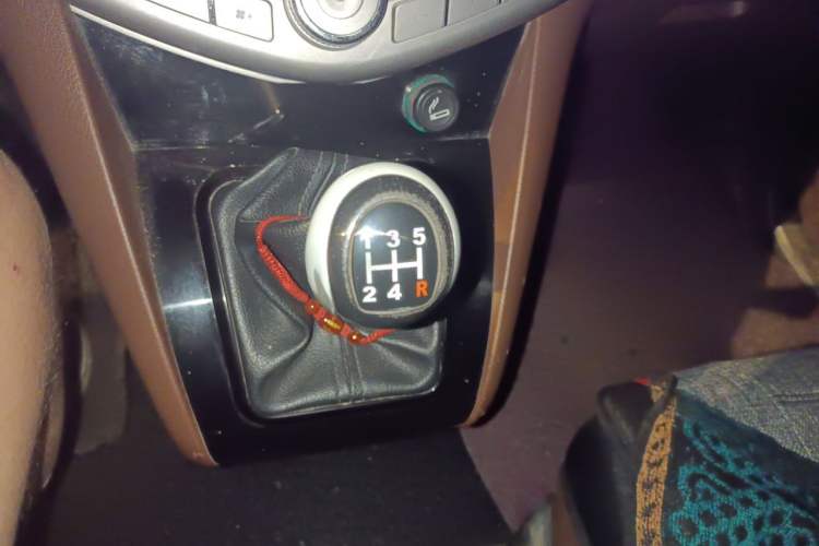 Used BYD S6 2014 2.0L Manual Luxury 7-Seater Gear Lever