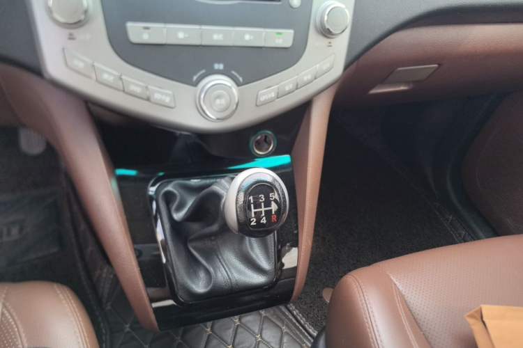 Used BYD S6 2014 2.0L Manual Luxury 5-Seater Gear Lever