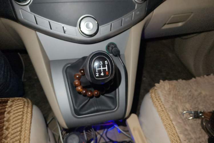 Used BYD S6 2014 2.0L Manual Luxury 5-Seater Gear Lever
