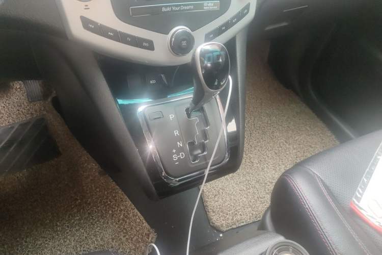 Used BYD S6 2014 2.4L Automatic Prestige 5-Seater Gear Lever