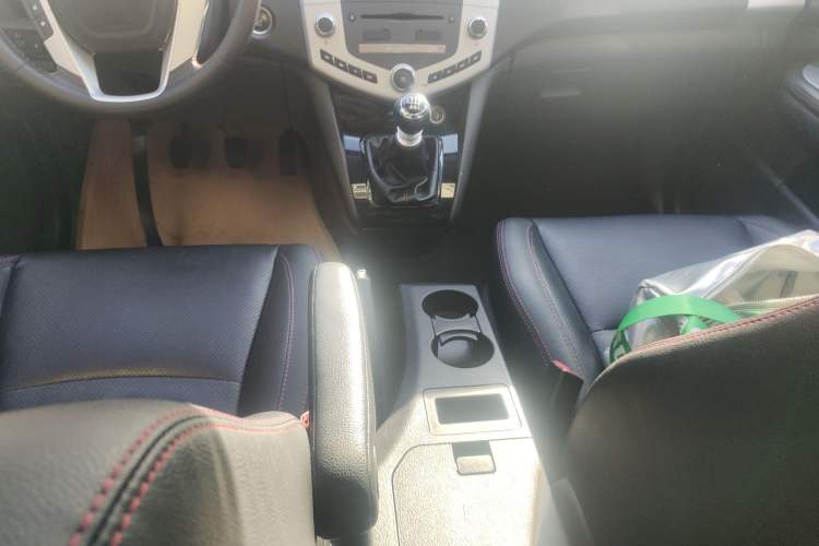 Used BYD S6 2014 1.5TI Manual Luxury 5-Seater Gear Lever