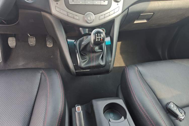 Used BYD S6 2014 2.0L Manual Luxury 5-Seater Gear Lever