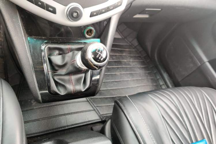 Used BYD S6 2014 1.5TI Manual Luxury 5-Seater Gear Lever