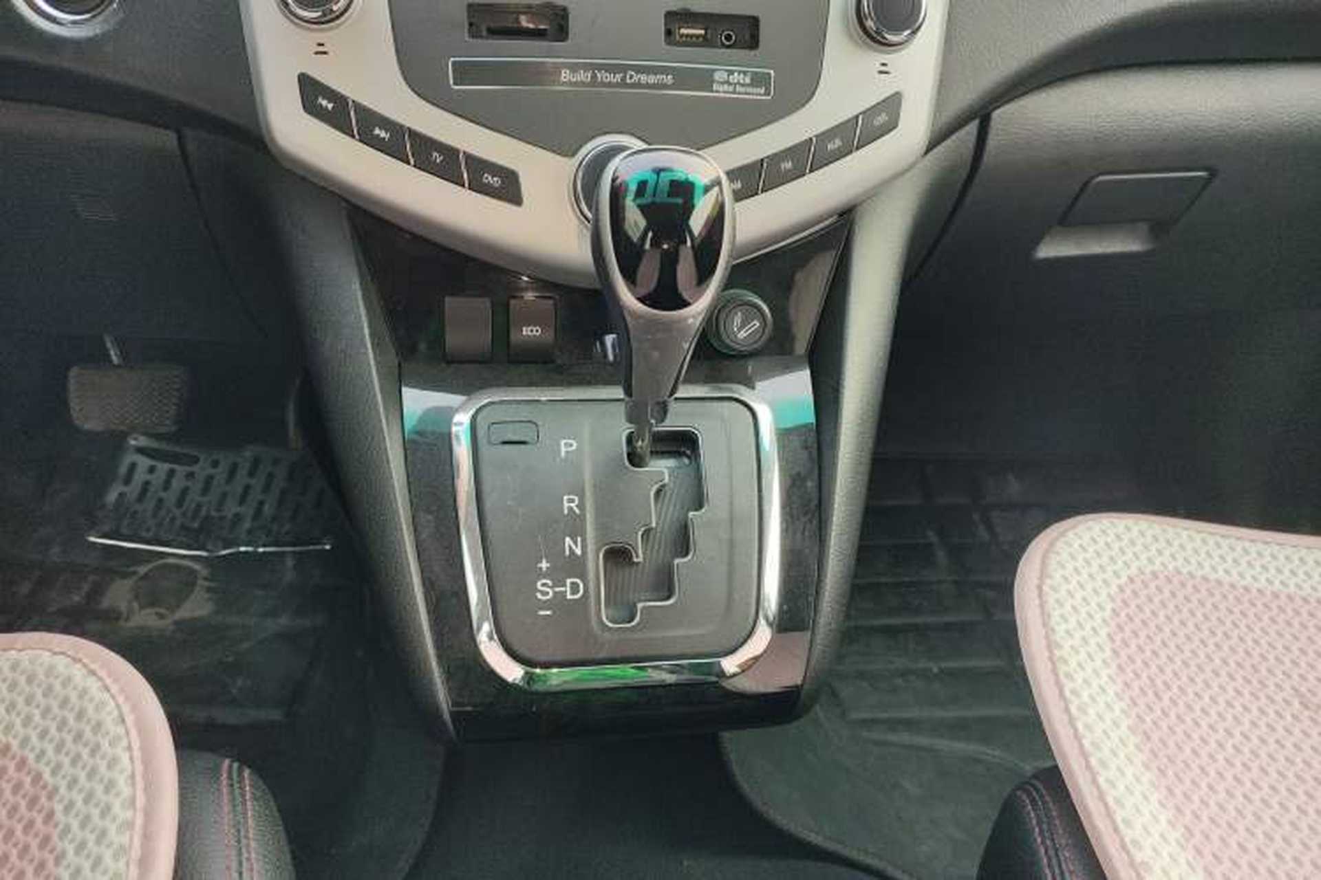 Used BYD S6 2014 2.4L Automatic Prestige 5-Seater Gear Lever