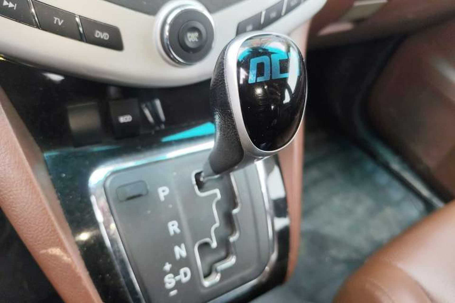 Used BYD S6 2014 2.4L Automatic Prestige 5-Seater Gear Lever