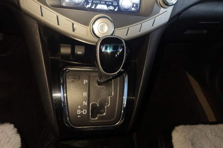 Used BYD S6 2014 2.4L Automatic Prestige 5-Seater Gear Lever