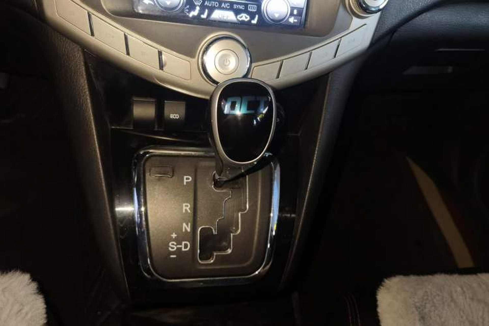 Used BYD S6 2014 2.4L Automatic Prestige 5-Seater Gear Lever