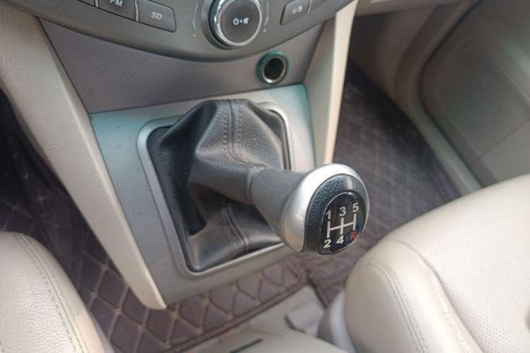 Used BYD S6 2014 2.0L Manual Luxury 5-Seater Gear Lever