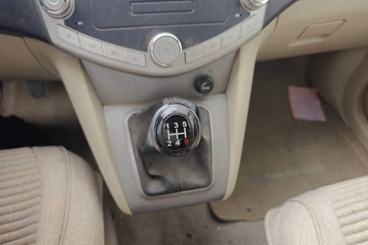 Used BYD S6 2014 2.0L Manual Luxury 5-Seater Gear Lever