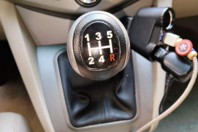 Used BYD S6 2014 2.0L Manual Luxury 5-Seater Gear Lever