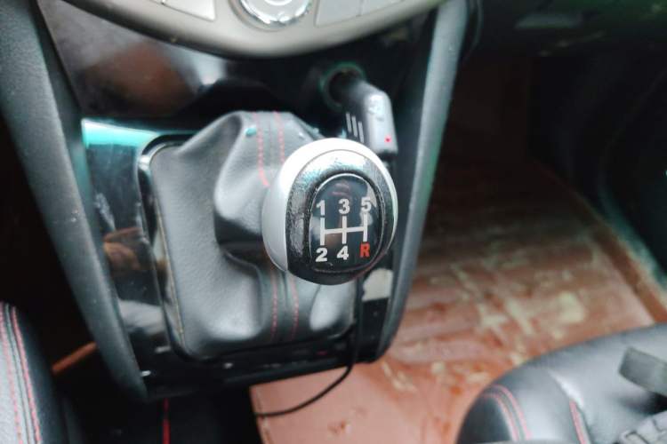Used BYD S6 2014 2.0L Manual Luxury 5-Seater Gear Lever