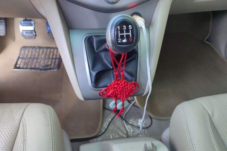 Used BYD S6 2014 2.0L Manual Luxury 5-Seater Gear Lever