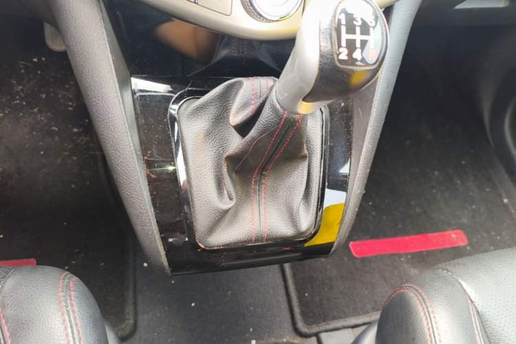 Used BYD S6 2014 2.0L Manual Luxury 5-Seater Gear Lever