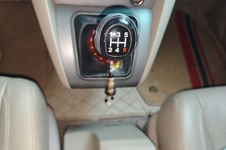 Used BYD S6 2014 2.0L Manual Luxury 5-Seater Gear Lever