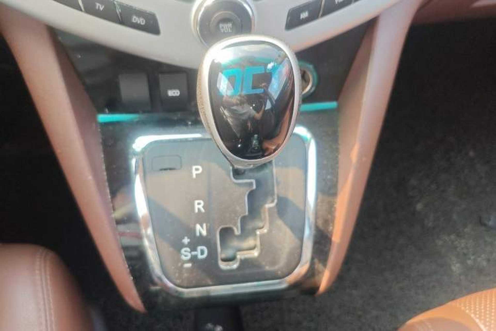 Used BYD S6 2014 2.4L Automatic Prestige 5-Seater Gear Lever