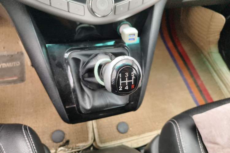 Used BYD S6 2014 2.0L Manual Luxury 5-Seater Gear Lever