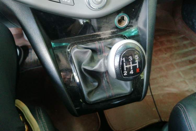 Used BYD S6 2014 2.0L Manual Luxury 5-Seater Gear Lever