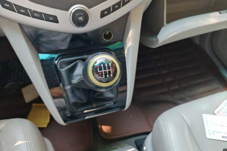 Used BYD S6 2014 1.5TI Manual Luxury 5-Seater Gear Lever