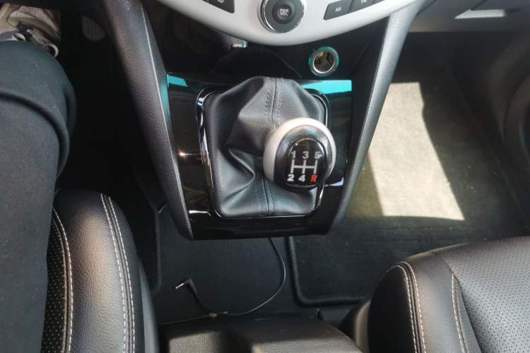 Used BYD S6 2014 2.0L Manual Luxury 5-Seater Gear Lever