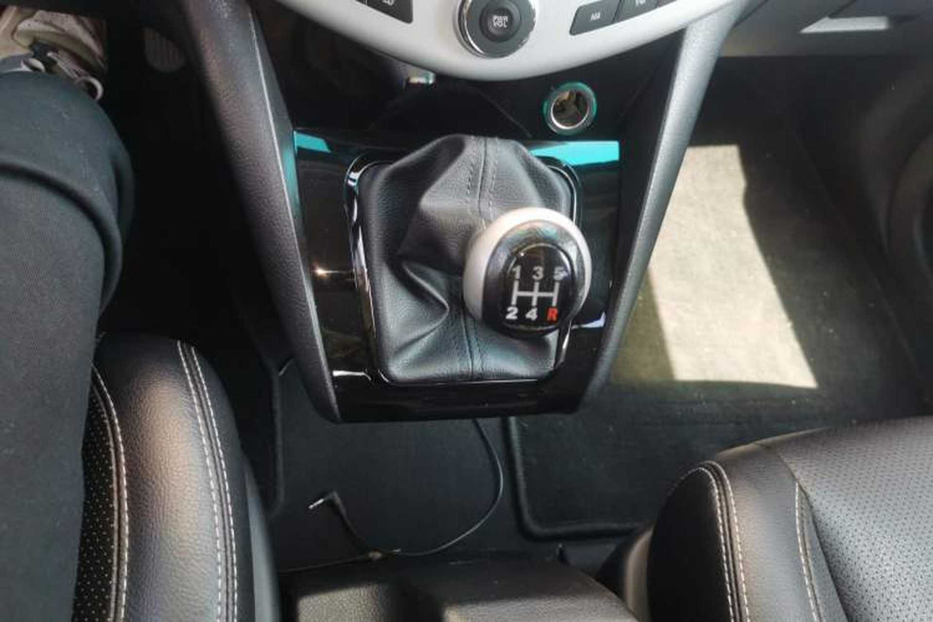 Used BYD S6 2014 2.0L Manual Luxury 5-Seater Gear Lever
